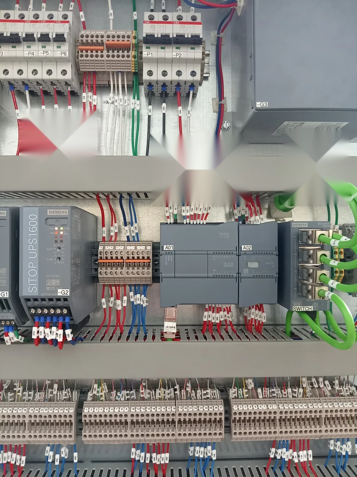 Integración de PLC y cableado de control